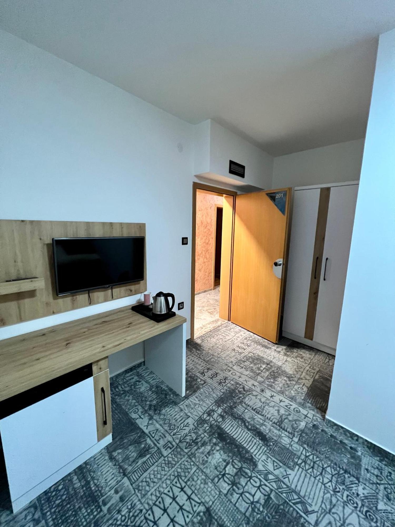 Hotel Brkic Sarajevo Airport - Free Parking Esterno foto