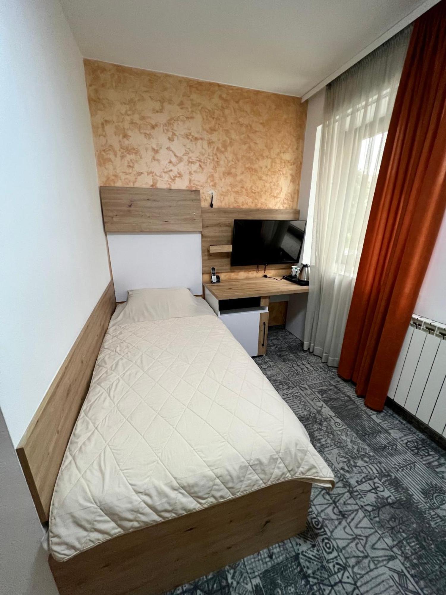Hotel Brkic Sarajevo Airport - Free Parking Esterno foto